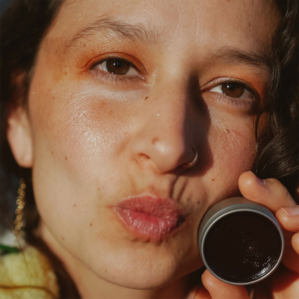 A person wearing the stain and holding opened tin