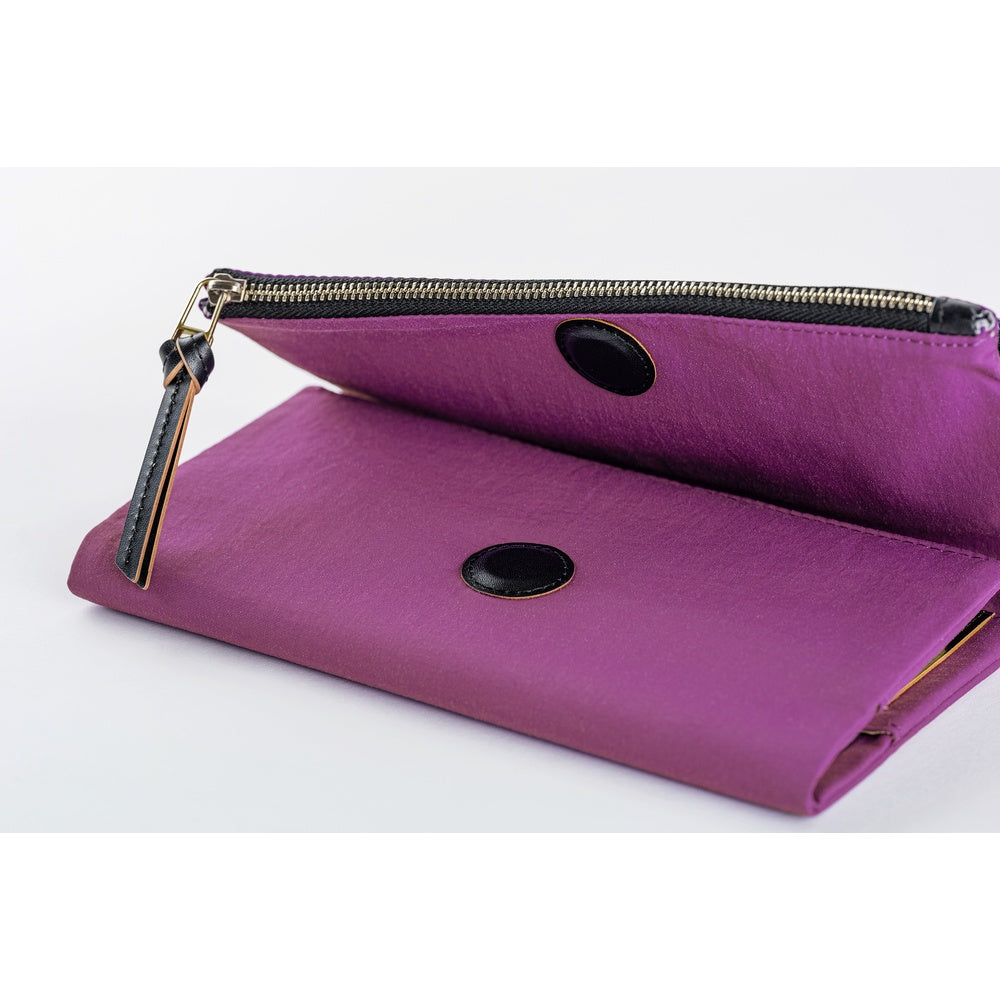 A Hobonichi Weeks Tragen cover in the color Purple.