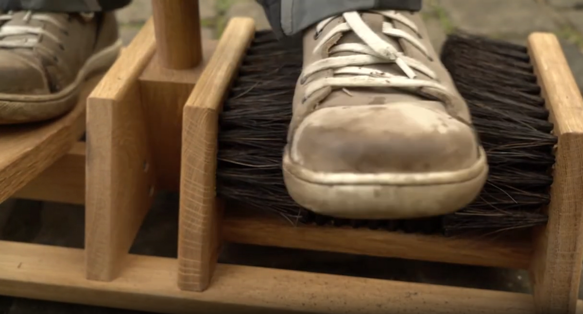 Video showing use of Redecker boot scraper with boot jack